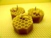 Ekologiczna świeca z wosku pszczelego ośmiobok z pszczołą 